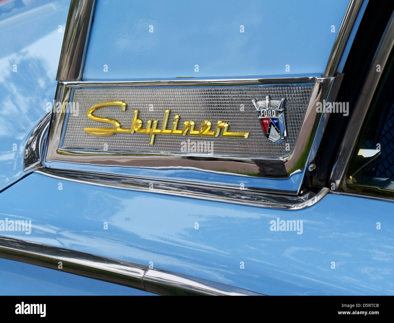1950 Ford Fairlane Skyliner American classic automobile blu polvere 1950 restaurato lucida Ford Fairlane Skyliner American classic motor car Foto Stock