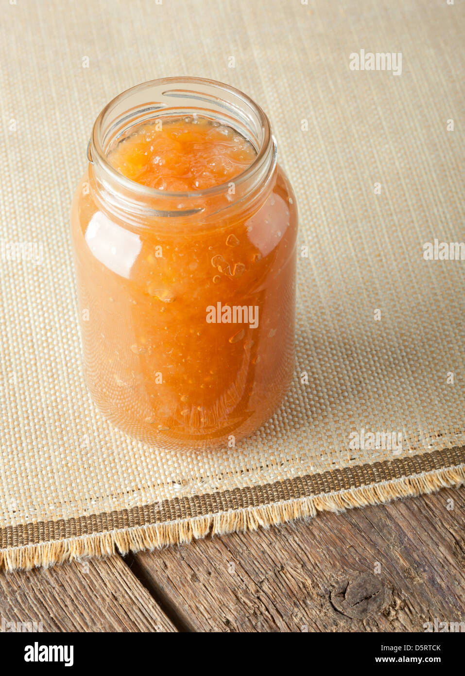 In casa orange jam sul tavolo Foto Stock