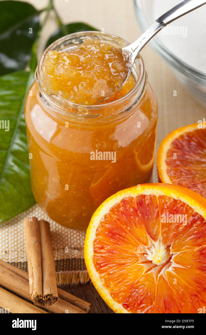In casa orange jam sul tavolo Foto Stock