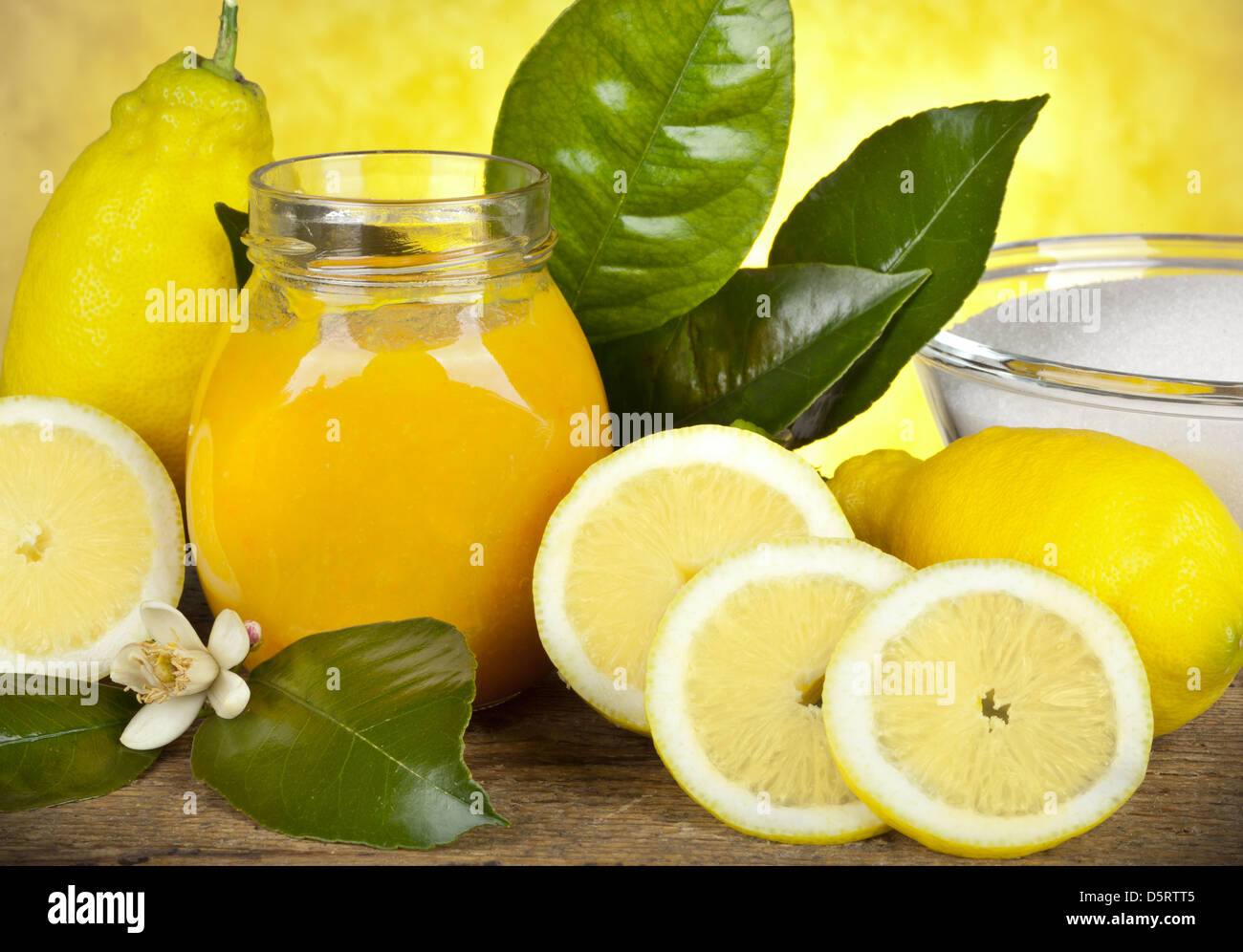 In casa limone Marmellata sul tavolo Foto Stock