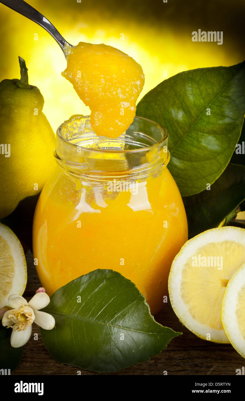 In casa limone Marmellata sul tavolo Foto Stock