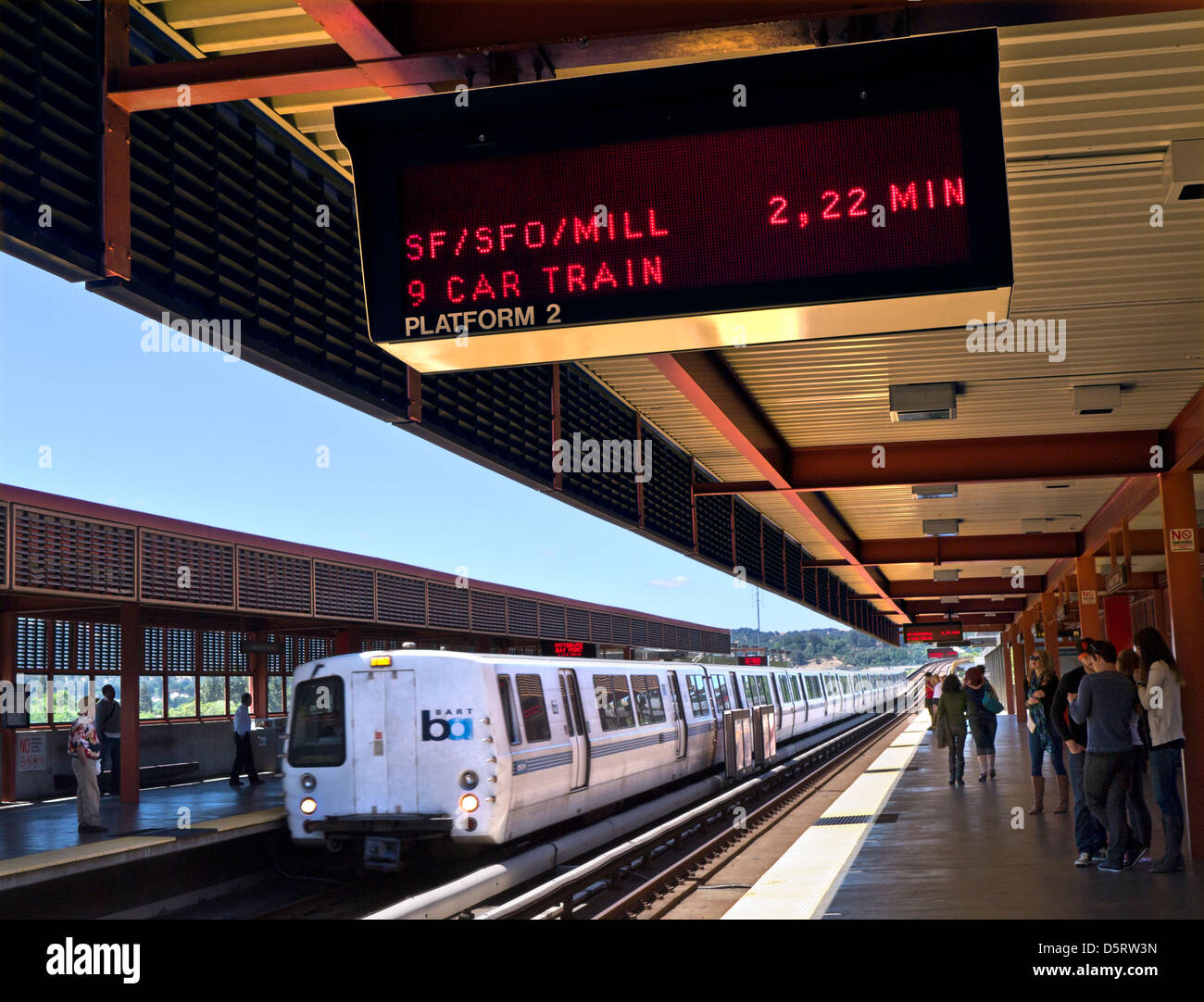 Piattaforma della stazione 'BART' di San Francisco e passeggeri con cartello degli arrivi a Walnut Creek. Sistema ferroviario "Bay Area Rapid Transit" SF California USA Foto Stock