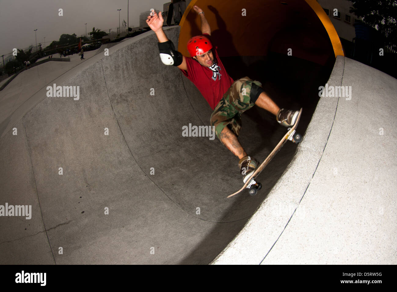 Pro rider compiendo acrobazie in skateboard a São Bernardo do Campo Skate Park Foto Stock