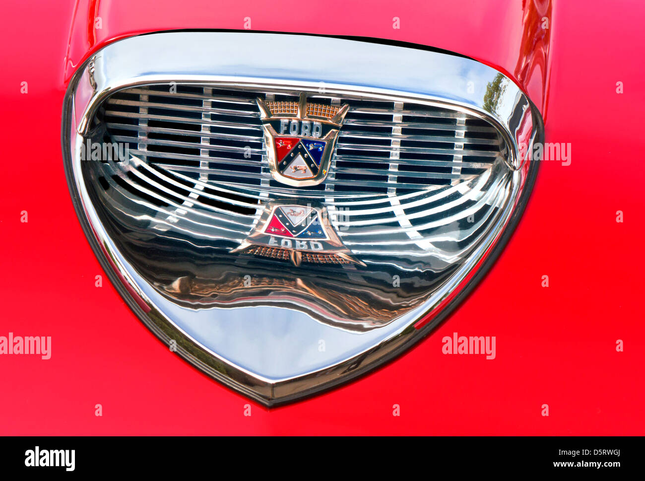 1950's Ford Fairlane Skyliner dettaglio primo piano badge American classic motor chrome presa d'aria dettaglio 1950's vernice rossa Foto Stock