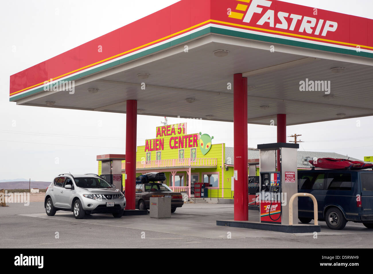 Amargosa Valley, Nevada - La zona 51 Alien centro in corrispondenza di una stazione di gas nel deserto del Nevada. Foto Stock