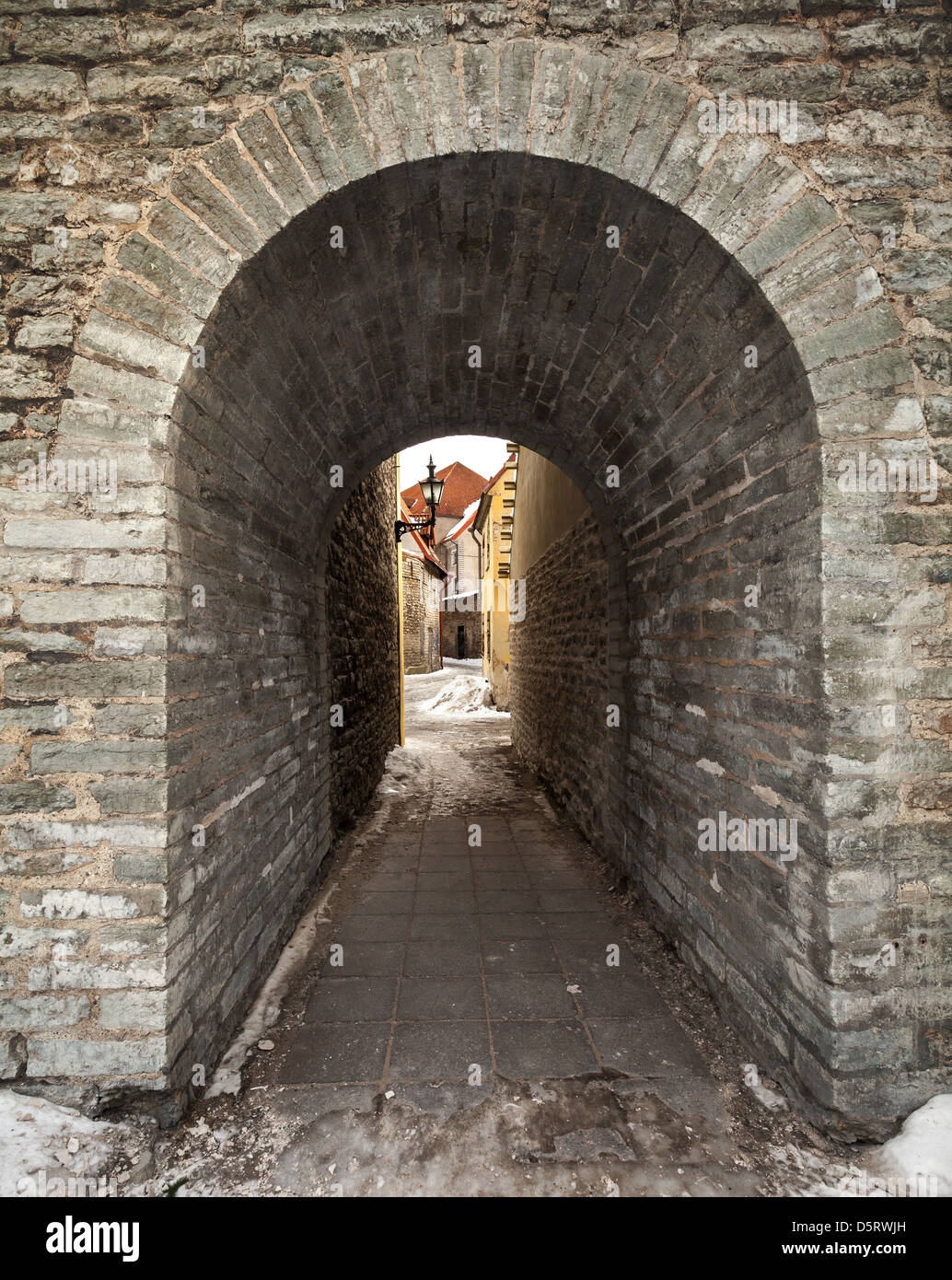 L'ingresso alla città vecchia street, Tallinn, Estonia Foto Stock