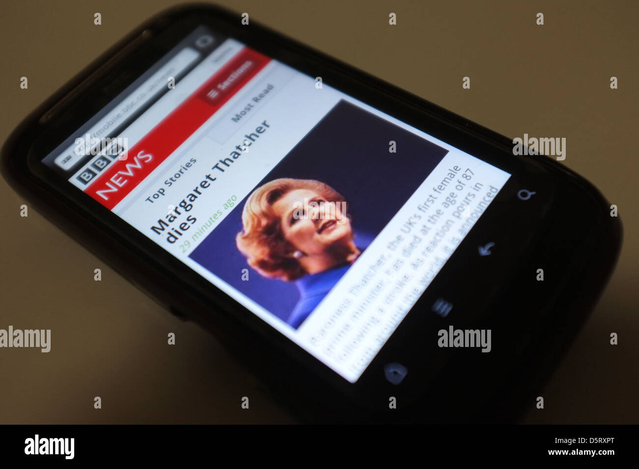 Un telefono cellulare la schermata mostra le ultime notizie della morte dell ex primo ministro britannico Margaret Thatcher. Foto Stock