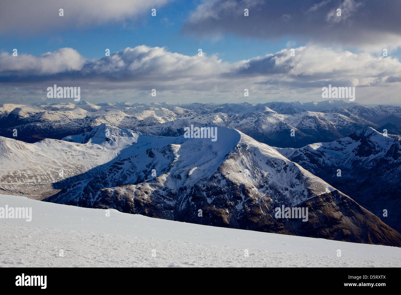 La vista dalla cima del Ben Nevis in condizioni di neve con buona visibilità Foto Stock