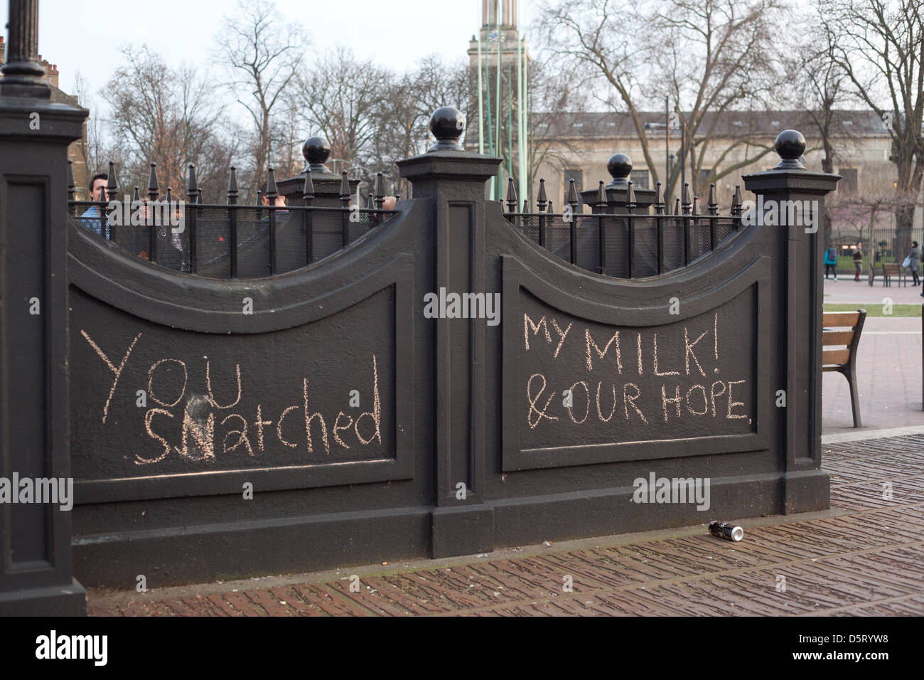 Londra, Regno Unito. Dal 8 Aprile 2013 'hai strappato il mio latte e la nostra speranza' scritto su una parete in Windrush Square dove un partito è stato organizzato per celebrare la morte della Baronessa Margaret Thatcher. Credito: Nelson pereira / Alamy Live News Foto Stock
