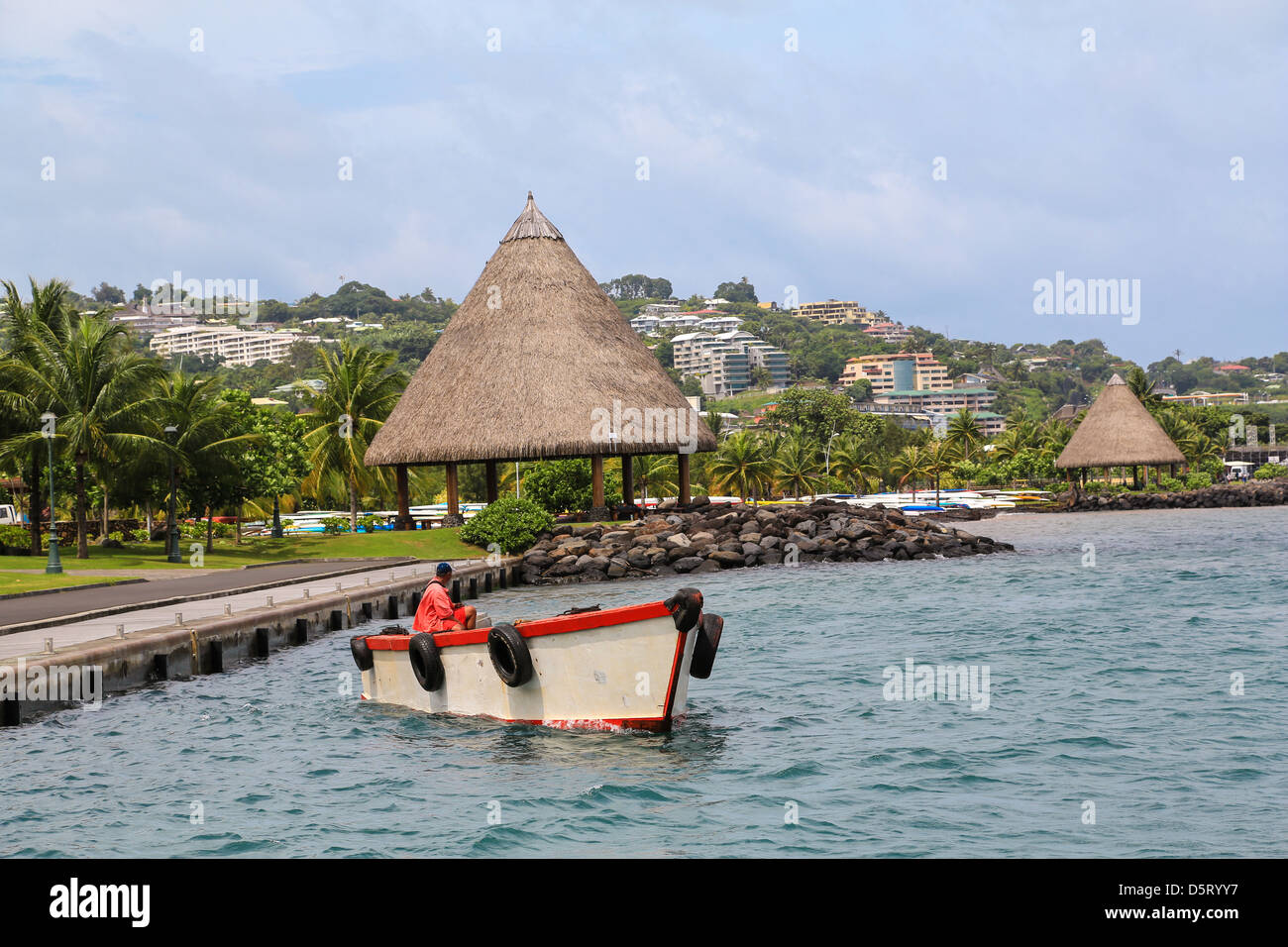 Una barca open motori lungo il pittoresco litorale a Papeete, Tahiti. Foto Stock