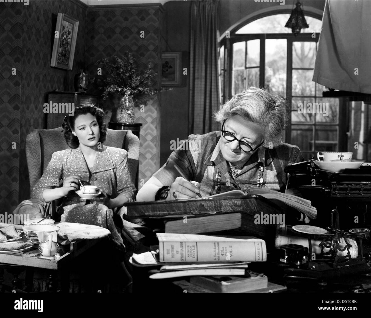 CONSTANCE CUMMINGS, Margaret Rutherford, Blithe Spirit, 1945 Foto Stock