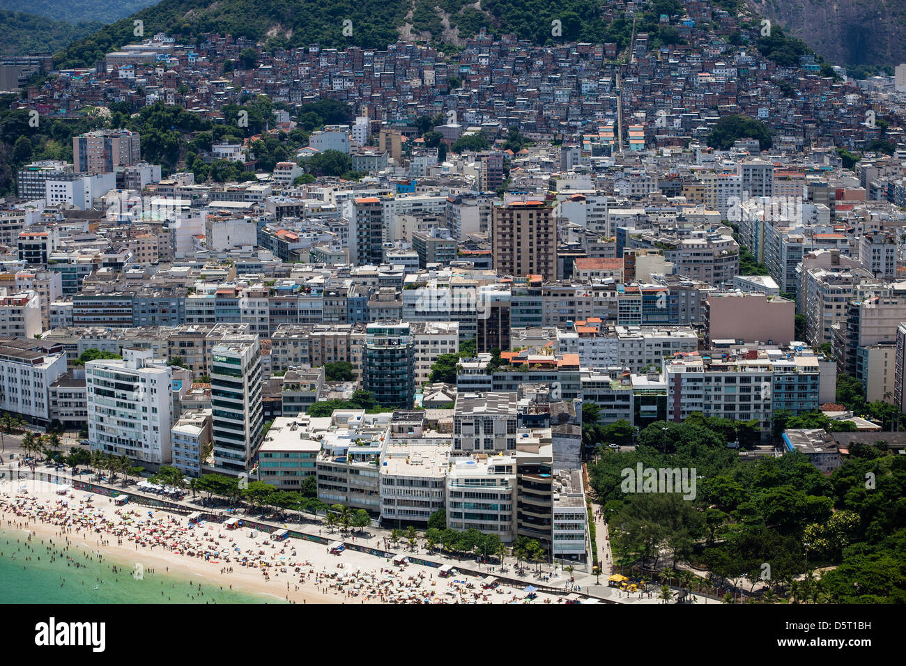 Ipanema di classe medio-alta quartiere di Rio de Janeiro in Brasile Cantagalo favela nel gbackground Arpoador beach in primo piano Foto Stock