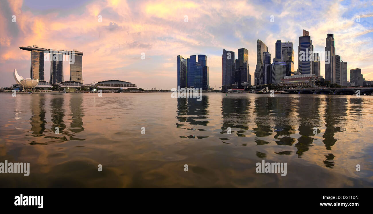 La riflessione di Singapore Central Business District Skyline lungo il Fiume Singapore a panorama al tramonto Foto Stock