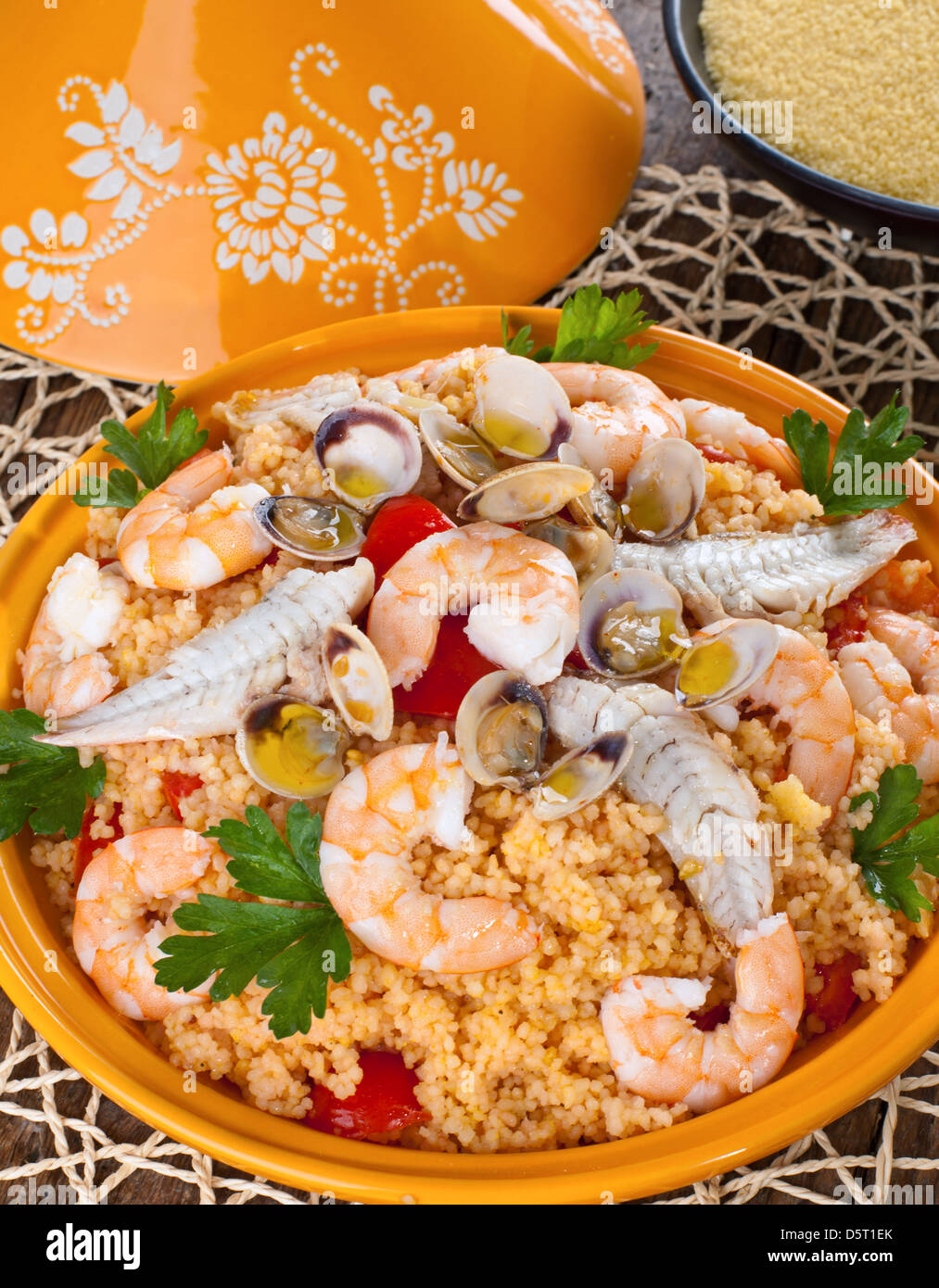 Tradizionale cibo etnico: tajine di pesce Foto stock - Alamy