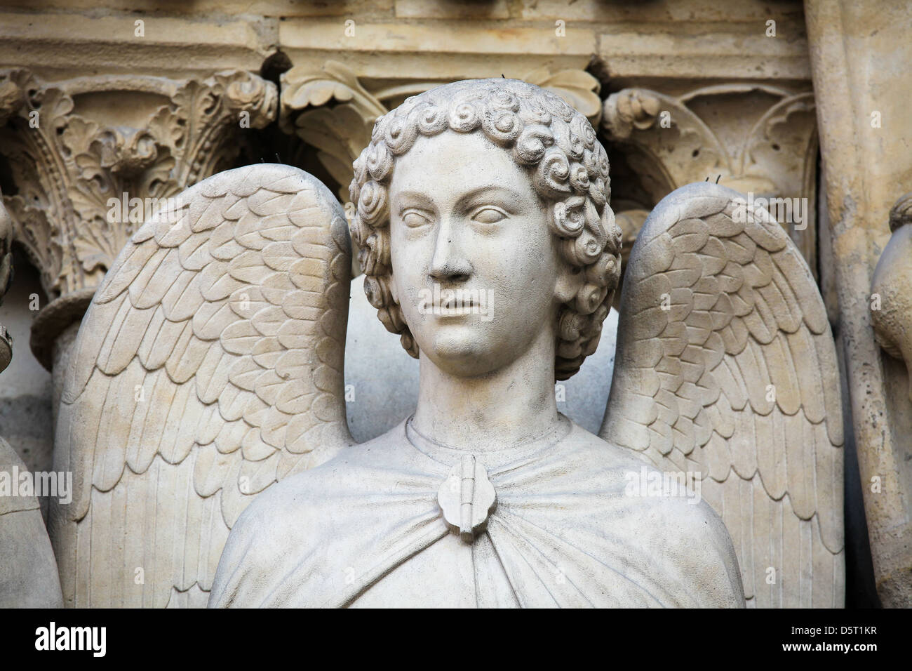Angelo statua nel portale della Vergine presso la cattedrale di Notre Dame di Parigi, Francia. Foto Stock