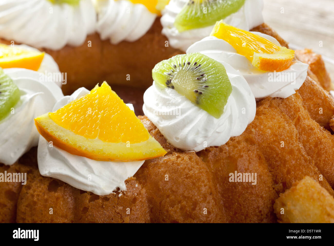 Tradizionale dolce italiano babà Foto Stock