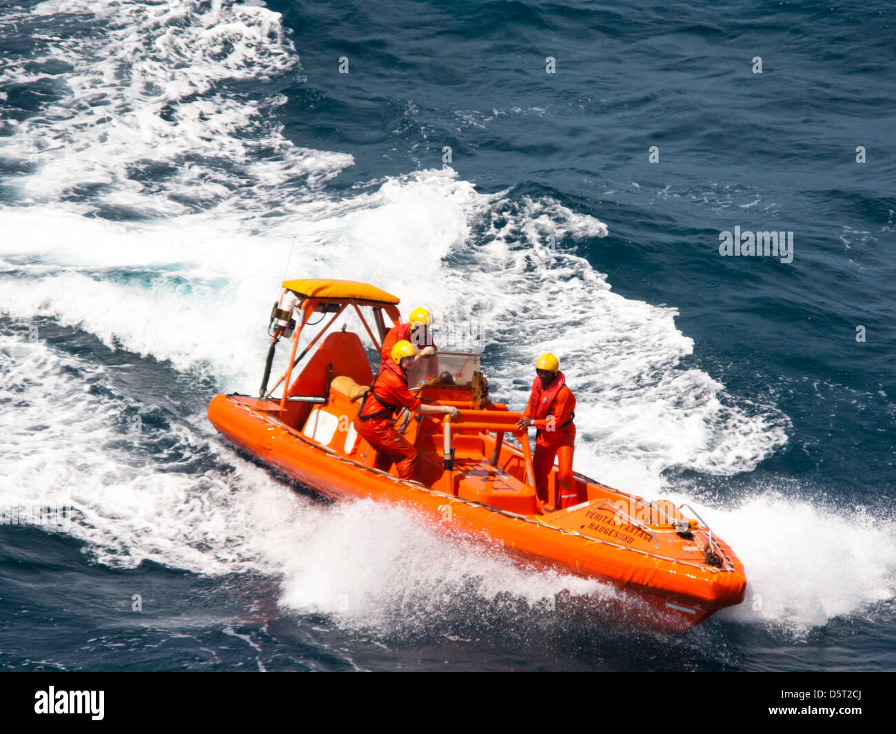 Un rapido mezzo di salvataggio barca varata dalla nave sismica Veritas Vantage per trapano di formazione Foto Stock