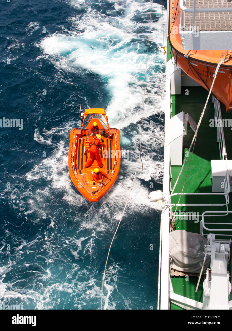 Un rapido mezzo di salvataggio barca varata dalla nave sismica Veritas Vantage per trapano di formazione Foto Stock