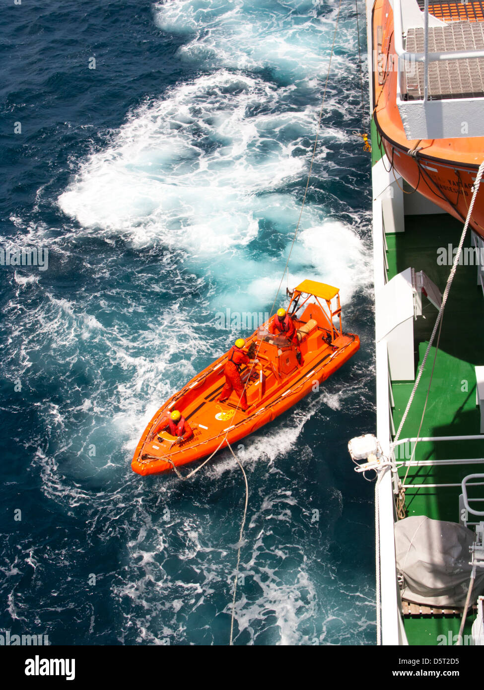 Un rapido mezzo di salvataggio barca varata dalla nave sismica Veritas Vantage per trapano di formazione Foto Stock