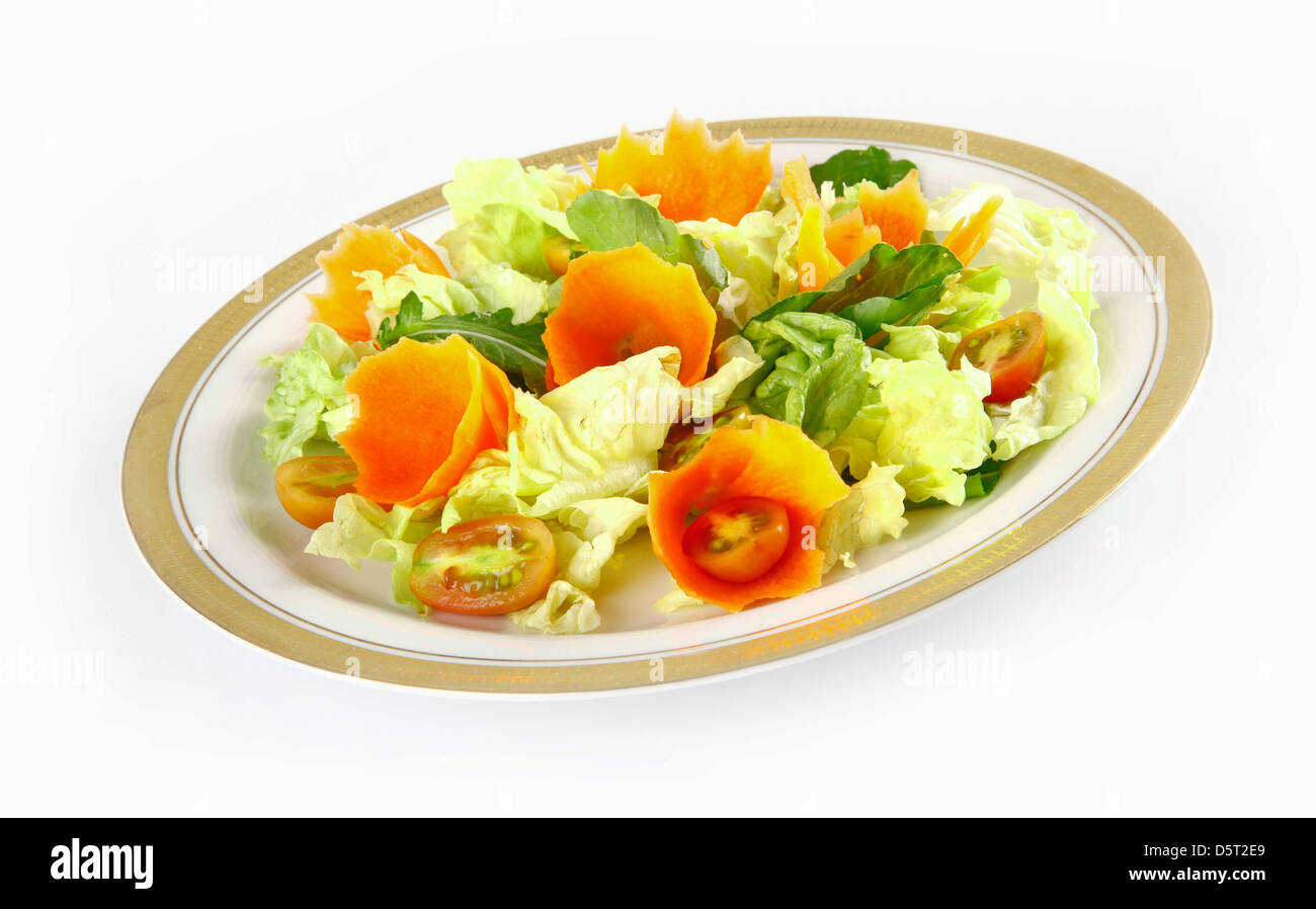 Ortaggi freschi: carota e lattuga; mangiare sano e dietetico Foto Stock
