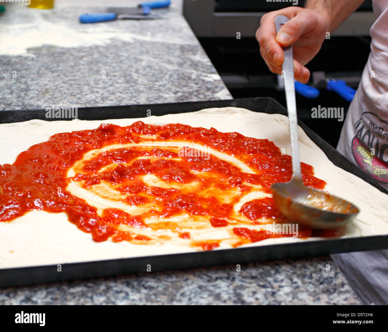 Italian pizza cotta nel forno elettrico Foto Stock