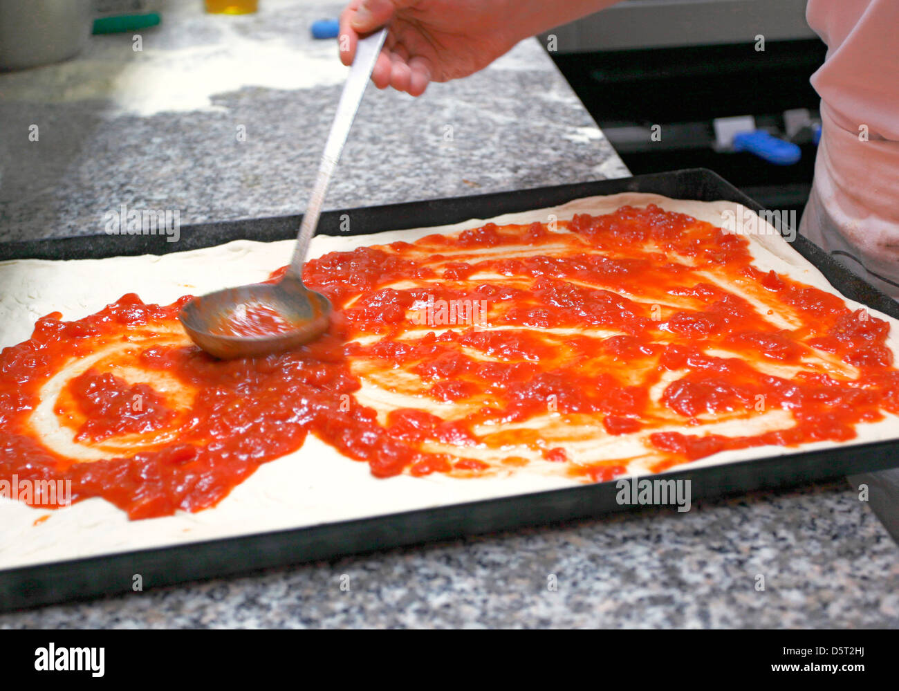 Italian pizza cotta nel forno elettrico Foto Stock