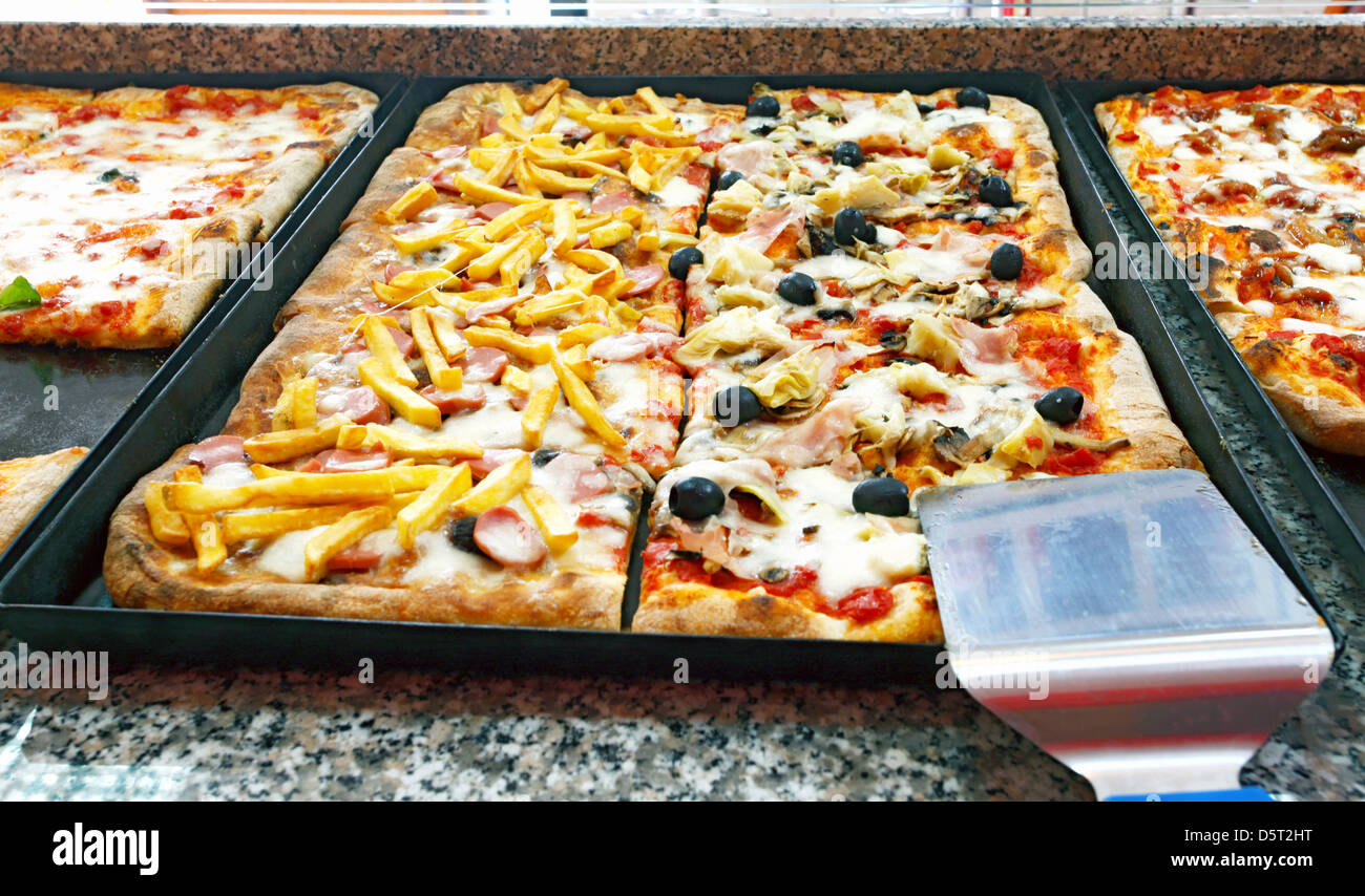 Italian pizza cotta nel forno elettrico Foto Stock