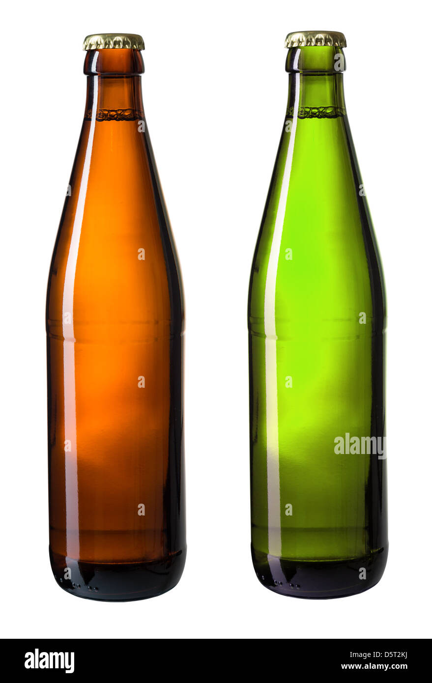 Marrone e verde bottiglie di birra isolato su bianco con percorso di clipping incluso Foto Stock