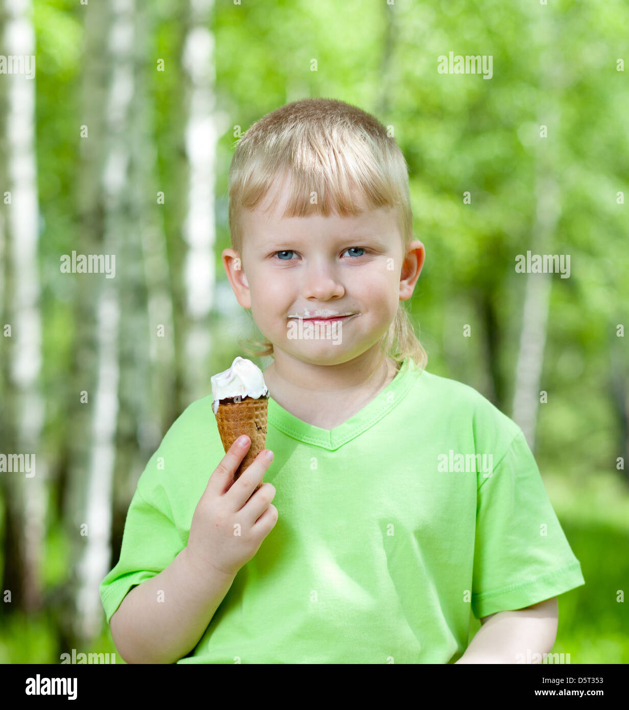 Ragazzo di mangiare un gustoso gelato all'aperto Foto Stock