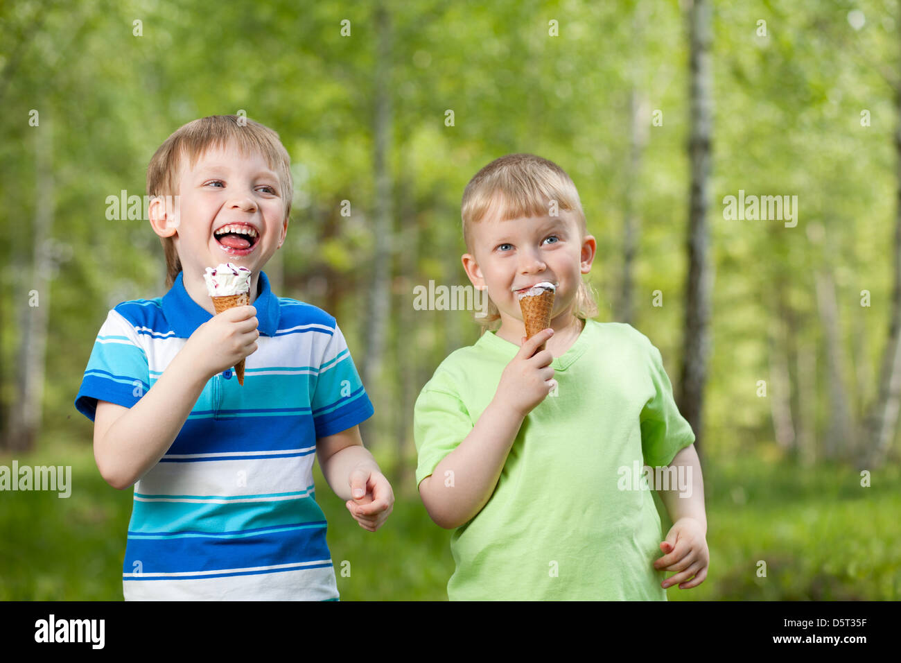 I ragazzi di mangiare un gustoso gelato all'aperto Foto Stock