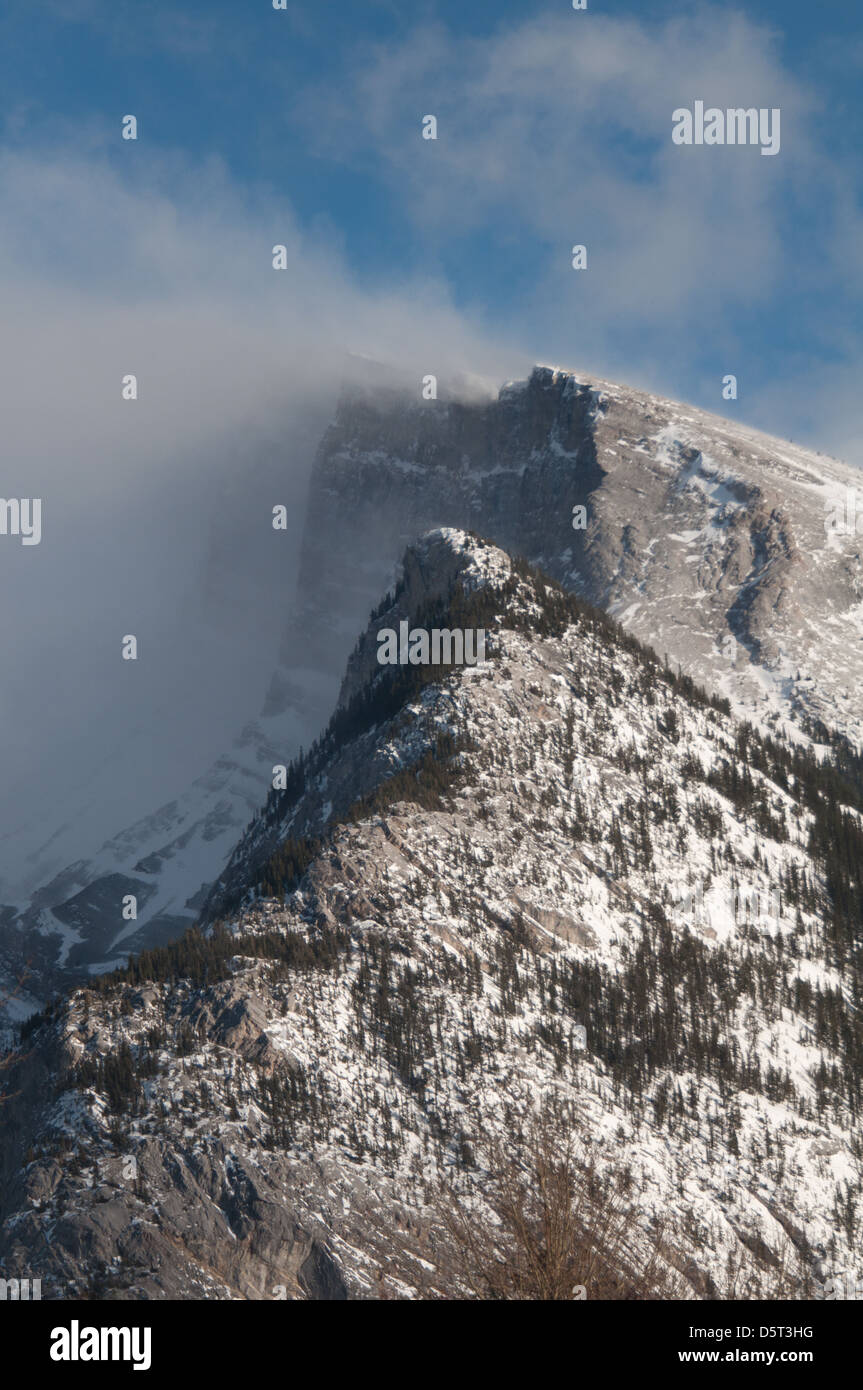 Raffiche di neve attraverso le Montagne Rocciose Canadesi in Banff Alberta Canada Foto Stock