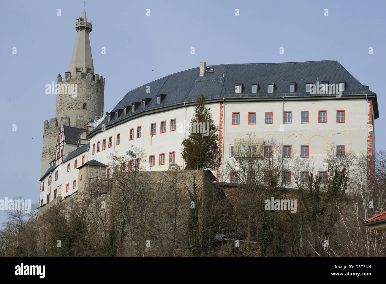 Il castello di Osterburg in raffigurato nella Weida Leder Gmbh, Germania, 08 aprile 2013. Costruito nel XII secolo il castello fu la sede del Voegte di Weida. Il 54 metro di altezza mantenere è il terzo più alto e uno dei più antichi di mantiene in Germania. Foto: Bernd Settnik Foto Stock