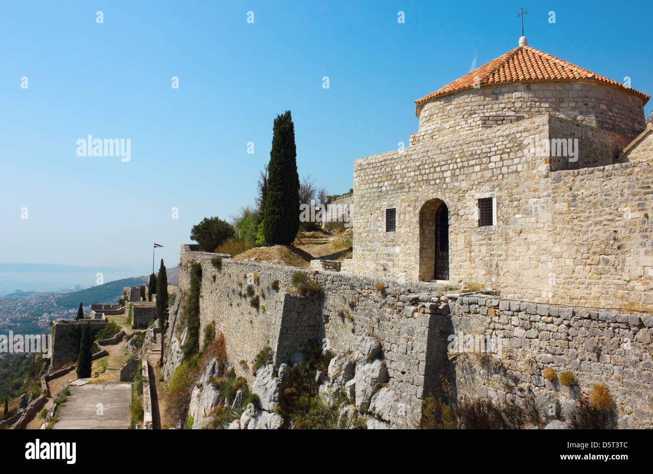 Vista in una luminosa giornata di sole da fortezza Klis vicino a Spalato in Croazia. Foto Stock