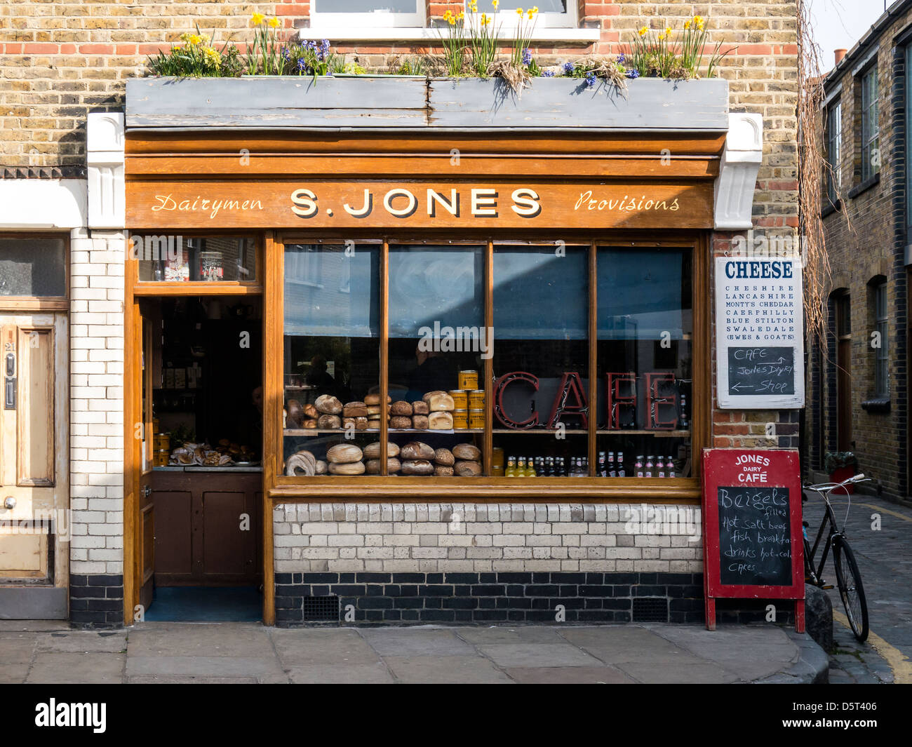 LONDRA, Regno Unito - 07 APRILE 2013: Vista esterna del "Jones Dairy Shop" in Ezra Street, al largo di Columbia Road Foto Stock