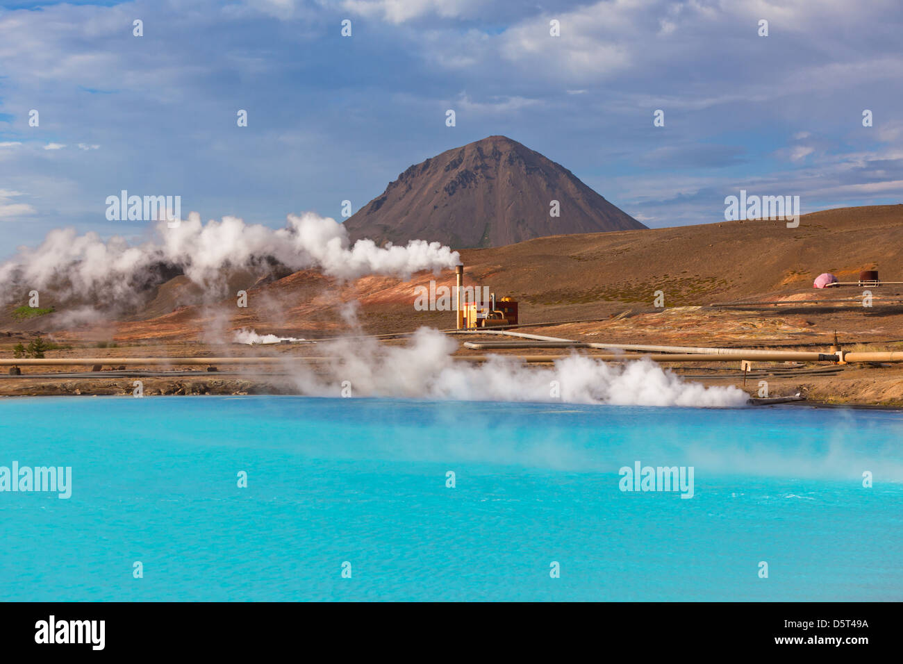 Stazione Elettrica Geotermica e turchese brillante lago in Islanda in estate giornata di sole Foto Stock