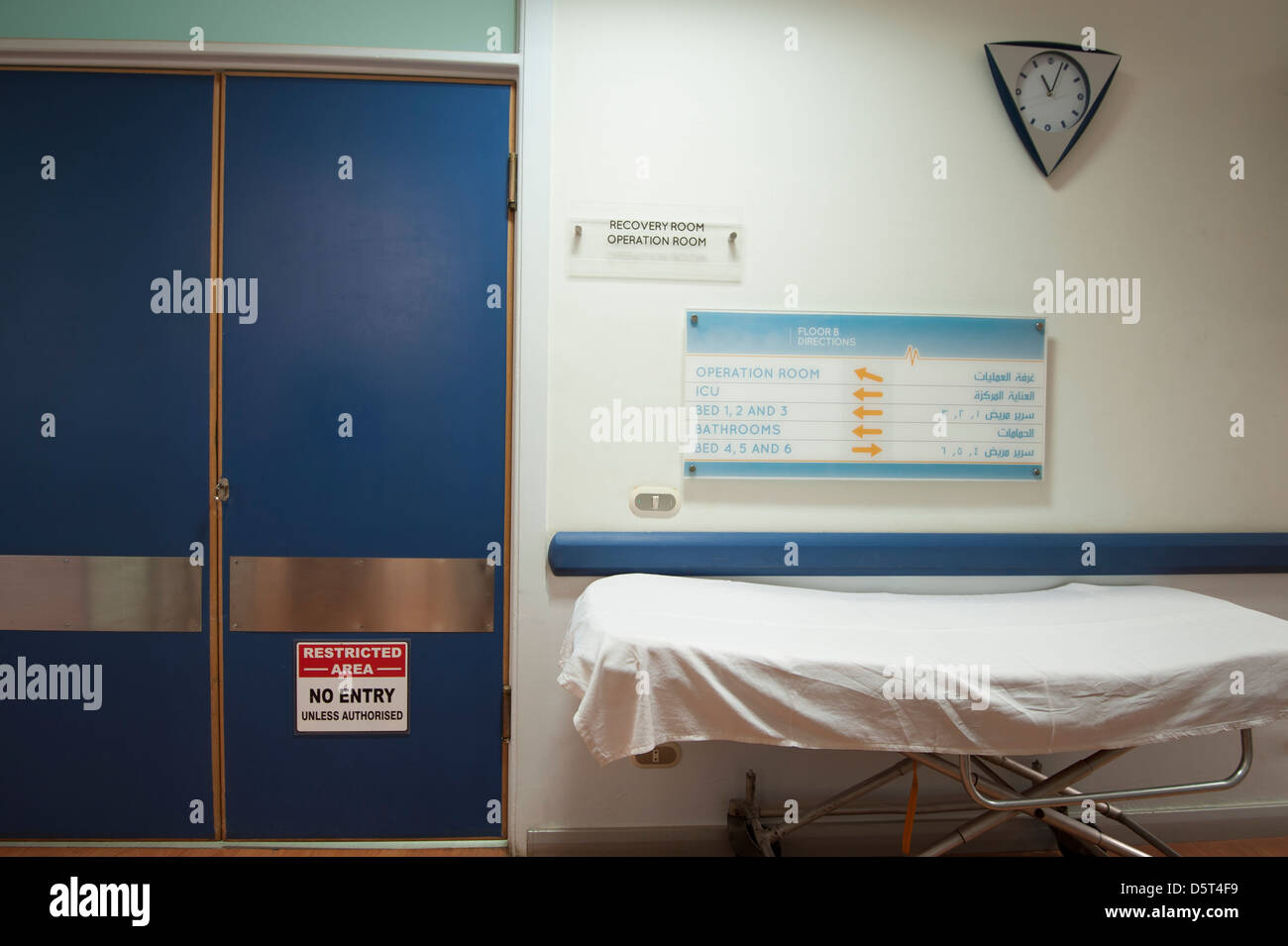 Ospedale gurney al di fuori di una sala operatoria con un orologio Foto Stock