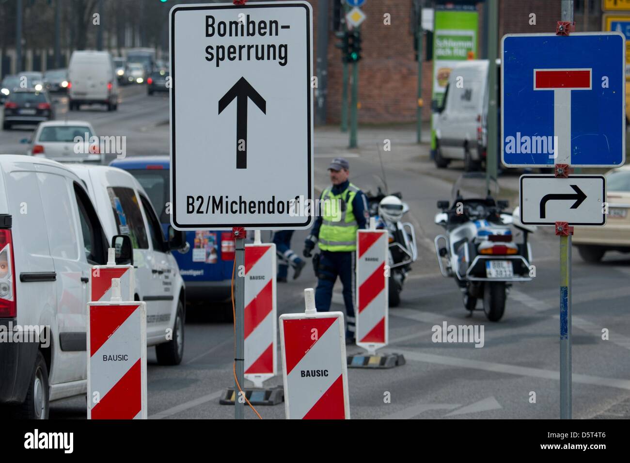 Gli ufficiali di polizia blocca accesso-strada per la Bundesstraße B2. A causa della eliminazione della bomba e il blocco della strada ci sono significative hold-up il martedì mattina. La polizia consiglia gli automobilisti a evitare la zona. Foto: Marc Tirl Foto Stock