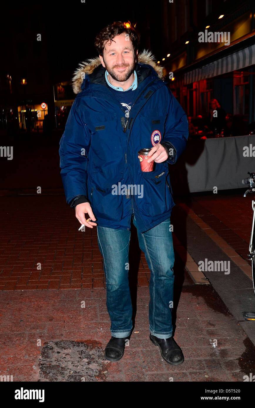 Bridesmaids attore Chris O'Dowd visto oltrepassando il Bailey pub su Grafton Street gustando un caffè e una sigaretta di Dublino, Foto Stock