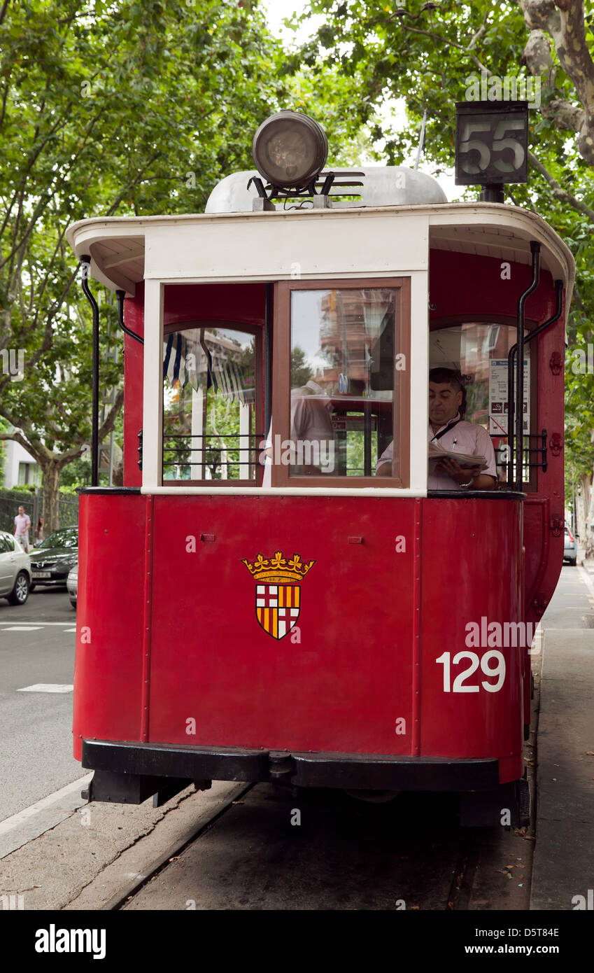Vista del tram rosso, in esecuzione tra il capolinea della FGC Barcelona Metro L7 e la Funicolare del Tibidabo. Foto Stock