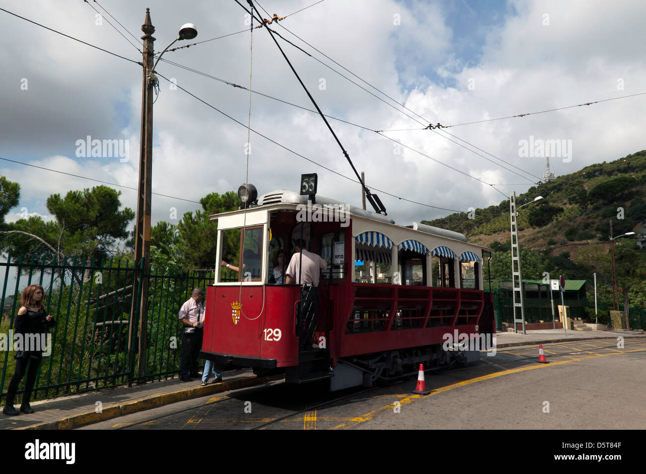 Il tram rosso, in esecuzione tra il capolinea della FGC Barcelona Metro L7 e la Funicolare del Tibidabo. Foto Stock