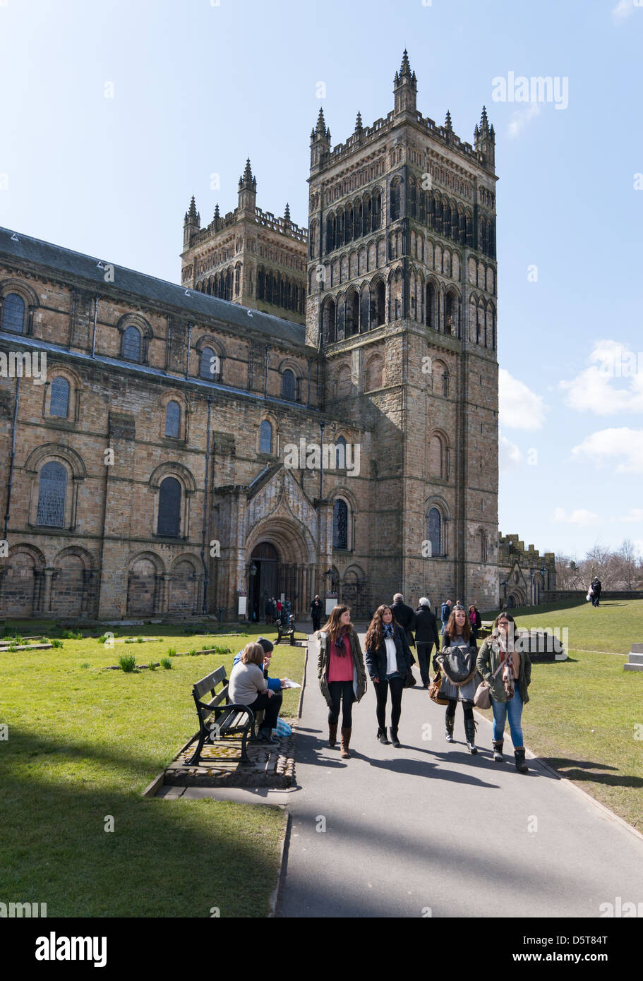 Un gruppo di giovani donne a piedi dalla Cattedrale di Durham North East England Regno Unito Foto Stock