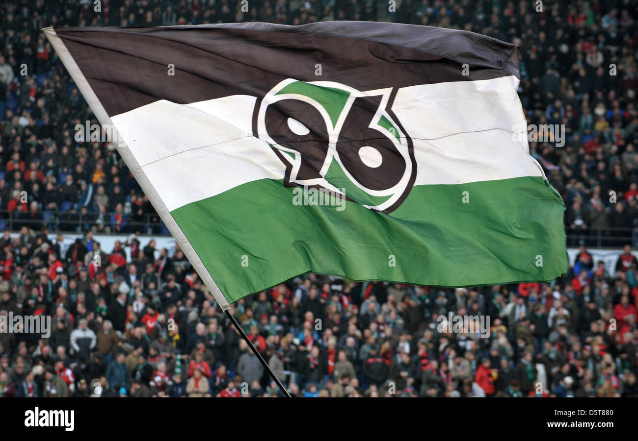 Sostenitore di Hannover 96 wave un flag durante la Bundesliga partita di calcio tra Hannover 96 e SC Freiburg a AWD Arena di Hannover, Germania, 17 novembre 2012. Foto: CARMEN JASPERSEN Foto Stock