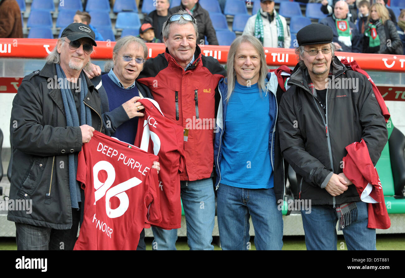 Deep Purple i membri della band (L-R) Roger Glover, Ian Paice, Ian Gillan, Steve Morse e Don Airey magliette in attesa di Hannover 96 durante la Bundesliga partita di calcio tra Hannover 96 e SC Freiburg a AWD Arena di Hannover, Germania, 17 novembre 2012. Foto: CARMEN JASPERSEN Foto Stock