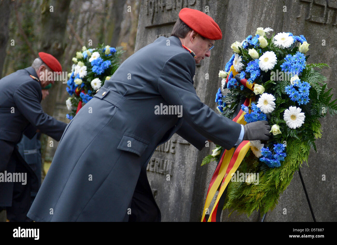 Capo di stato maggiore della Bundeswehr, forze armate tedesche, Volker Wieker (L), e il generale di brigata Peter Braunstein stabiliscono una corona al Cimitero Ebraico di Berlino Weissensee, Germania, 18 novembre 2012. La Ghirlanda recante commemora i soldati di religione ebraica è morto nella prima guerra mondiale. Foto: Britta Pedersen Foto Stock