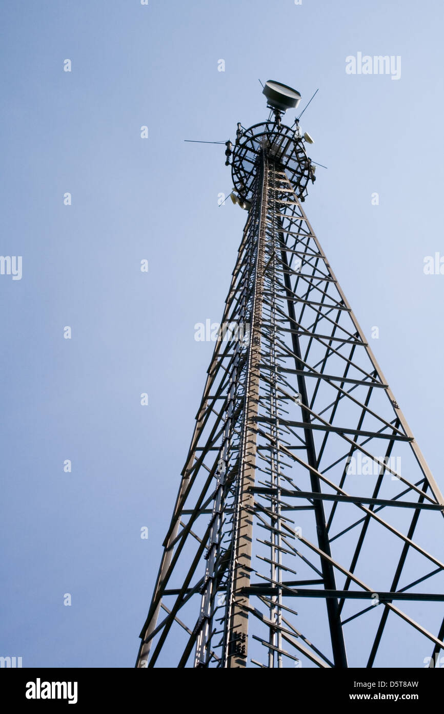 Torre di telecomunicazione con cielo blu sullo sfondo Foto Stock