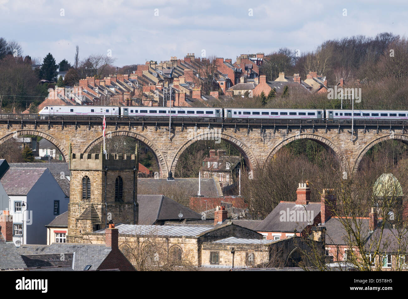 East coast express treno passeggeri attraversa Durham viadotto ferroviario North East England Regno Unito Foto Stock
