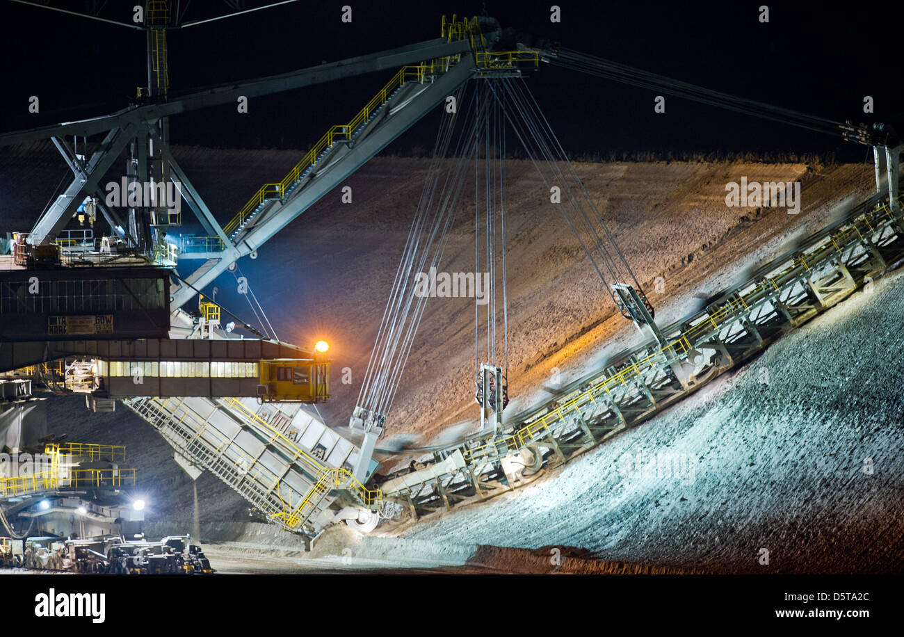 Un bottino principale bridge è raffigurato al carbone marrone daylight miniera di Vattenfall Europe AG in Jaenscherwalde, Germania, 14 novembre 2012. Lausaitz del carbone è colato ad una miniera di luce diurna e convertito in energia presso il vicino impianto di alimentazione. Le due miniere nell'area forniscono un carico giornaliero di 60 000 tonnellate di carbone marrone che copre l'energia quotidiana la fornitura di una grande città. Foto: PATRICK PLEUL Foto Stock