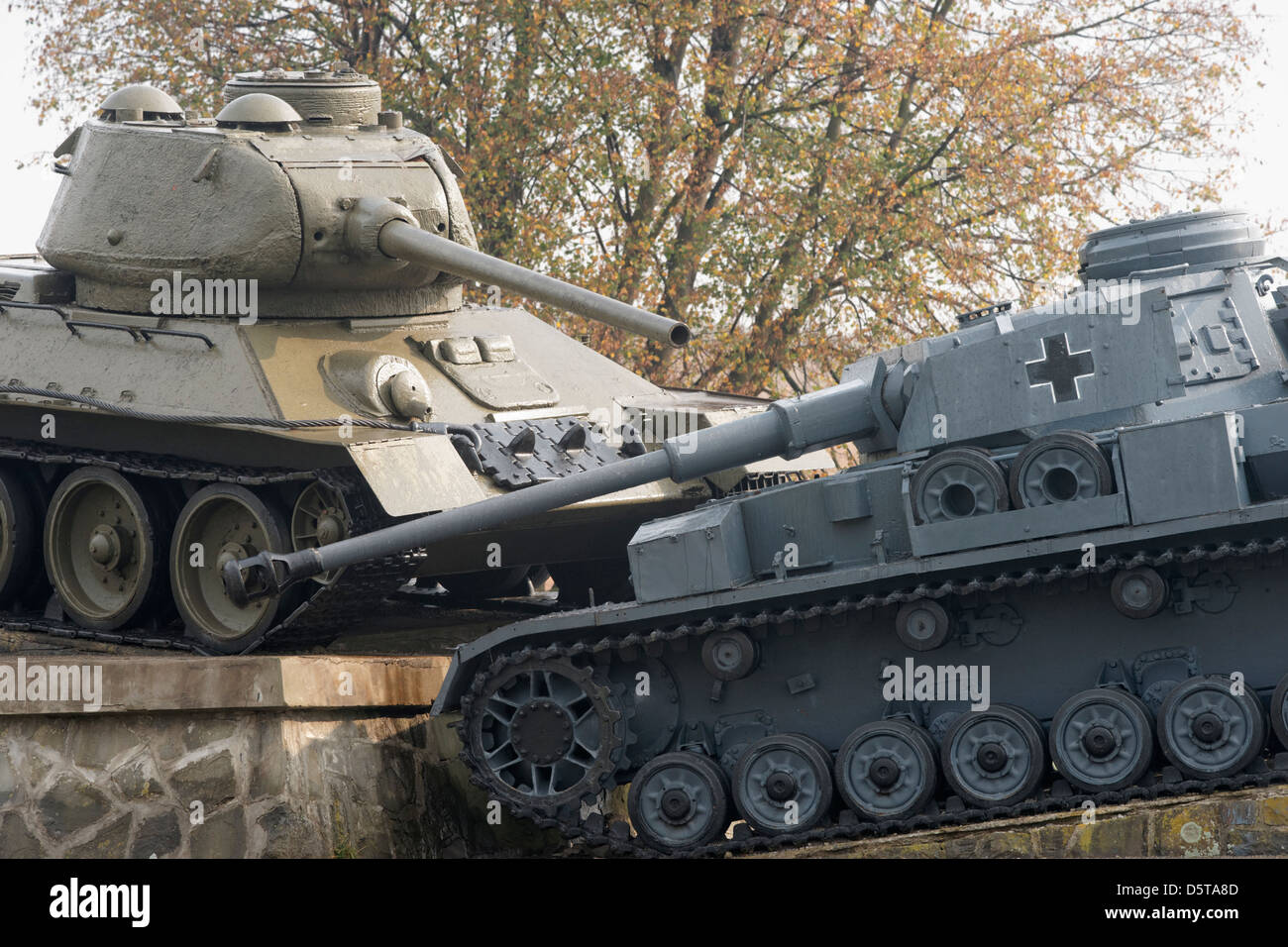 Russo e tedesco T-34 serbatoi, la Valle della Morte, Dukla passano in prossimità Svidnik, Slovacchia. Foto Stock