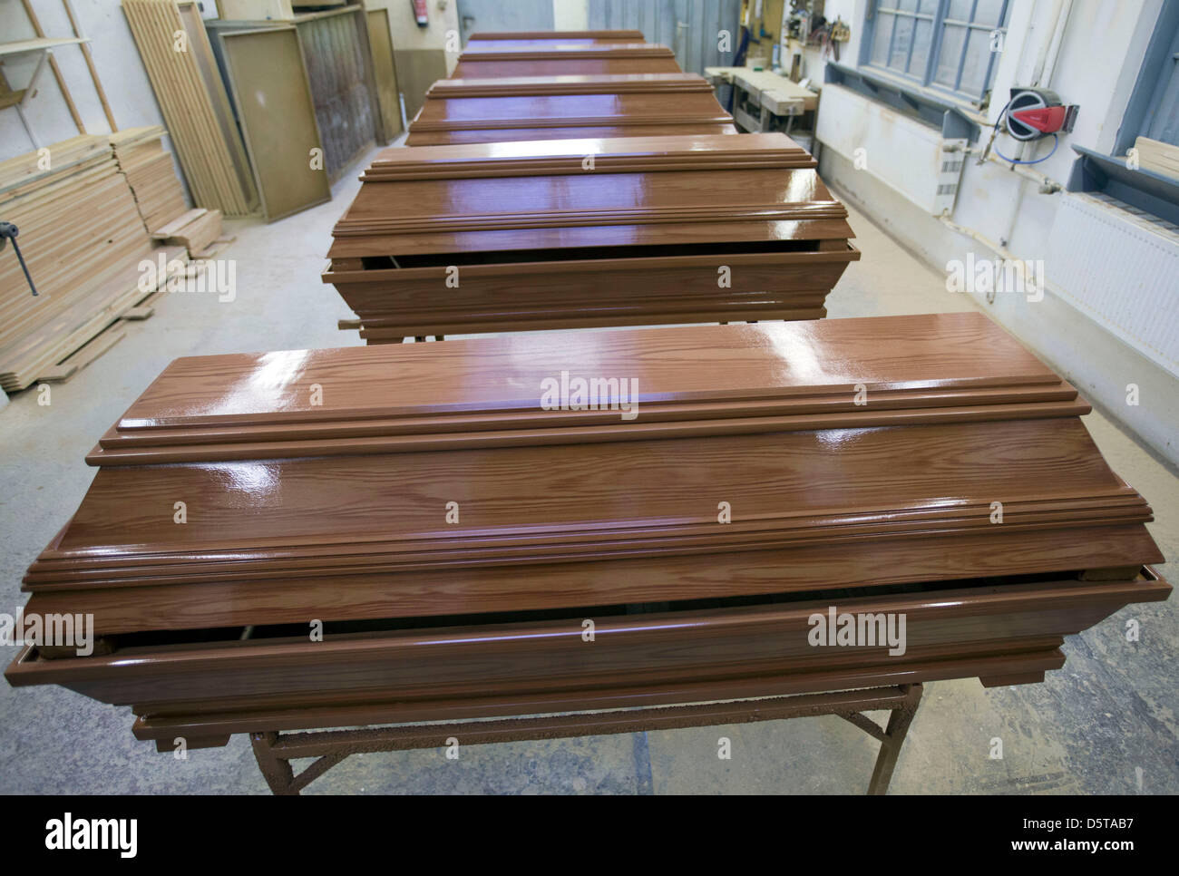 Diverse le bare di legno di una vasta gamma di prezzi sono raffigurato all'coffing workshop carpeter Berg in Kluetz, Germania, 16 novembre 2012. La domanda per la cosiddetta funerali sociali è ininterrotta ad alta per anni. Foto: Jens Buettner Foto Stock