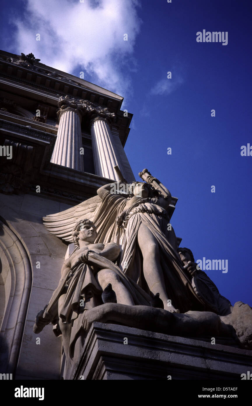 Statue di fronte l'Eglise de la Madeleine, o l'Eglise Sainte-Marie-Madeleine in n 8 arrondisseme Parigi Francia Foto Stock